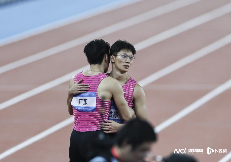 葛曼棋率福建队夺新设4×100米混合接力金牌，梁小静摔倒广东队完赛