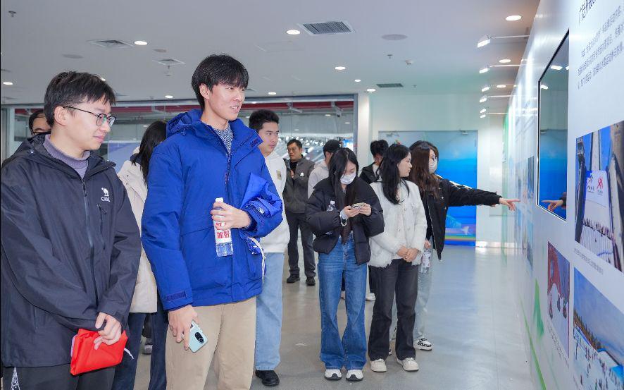 “北京冬奥会带动三亿人参与冰雪运动”主题展在水立方盛大启幕