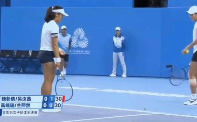 十五运会网球赛场惊现飞蛾？官方澄清：非蟑螂，系灯光吸引所致