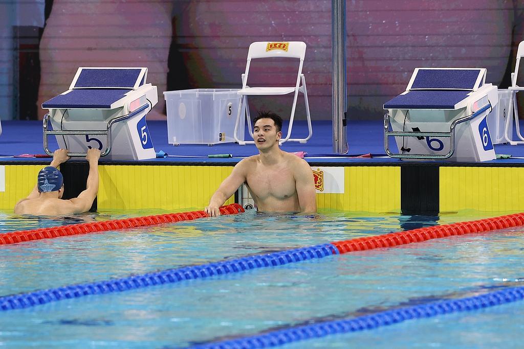 全运会男子50米蛙泳：郑英昊夺冠，覃海洋犯规无缘奖牌