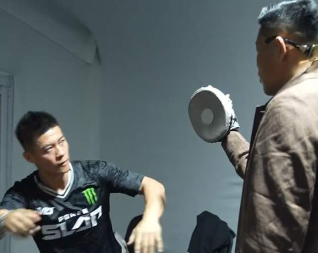赵鸿刚恢复训练引热议：一掌震麻李景亮，通背拳发力遭质疑