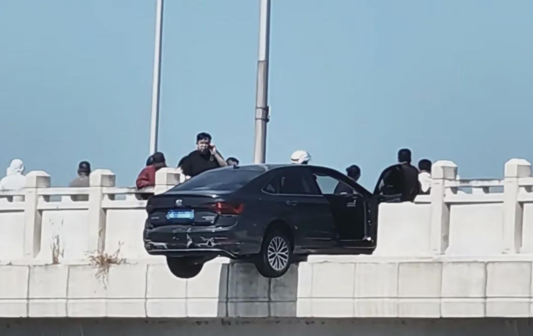 北京卢沟新桥惊险一幕：轿车半悬桥边，房产中介小伙英勇救人