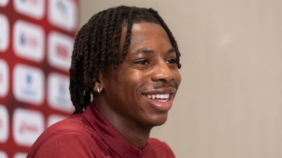 瑞士国脚曼赞比盛赞扎卡：优秀队长，球队核心力量