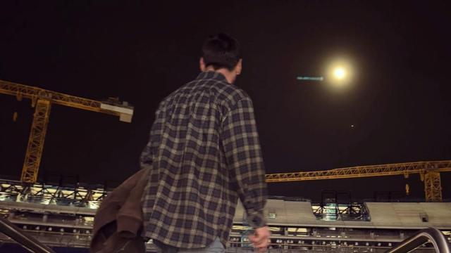 梅西夜访诺坎普引热议，巴萨高层是否知情成焦点