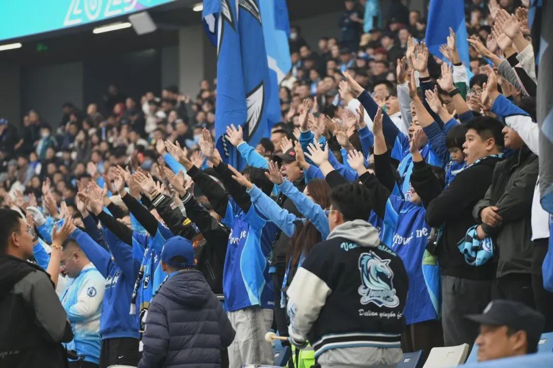 辽超总决赛大连队球迷