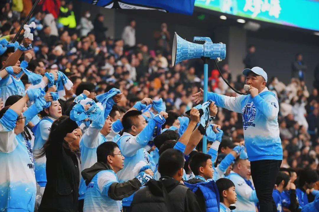 辽超总决赛大连队夺冠合影