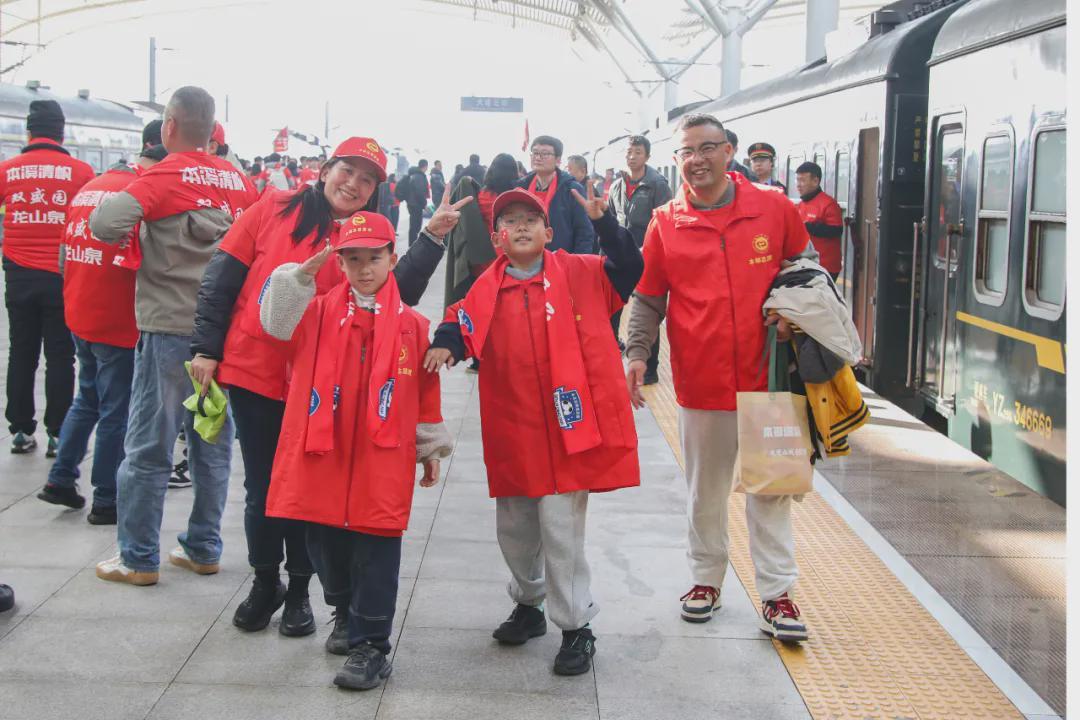 辽超总决赛现场观众互动