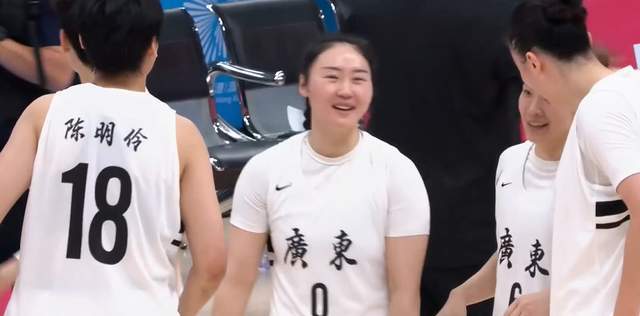 广东女篮狂胜60分挺进决赛，武桐桐24分杨舒予20分闪耀全场