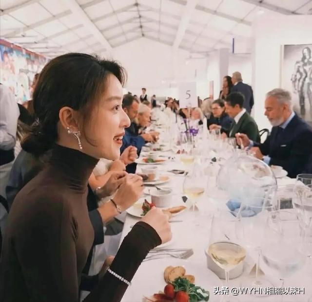 章泽天英国晚宴现场照2