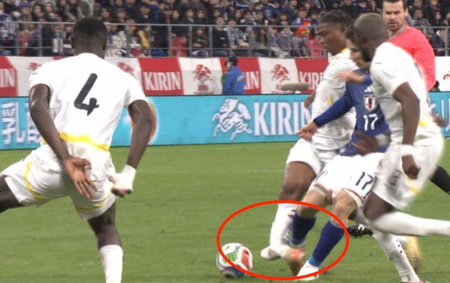 惊魂瞬间！24岁加纳中场球员疑似断腿 右腿90度弯折引关注