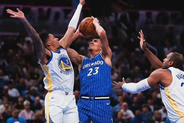 库里34+9难救主！勇士三连胜被魔术终结，巴特勒15罚，6号秀21分闪耀