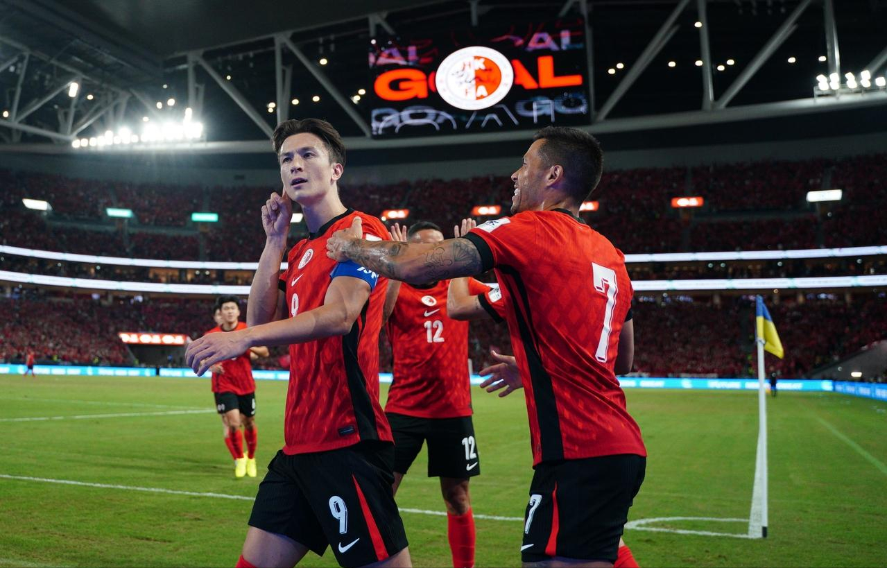 1-2惜败新加坡！中国香港无缘2027亚洲杯，47762人见证防线崩盘