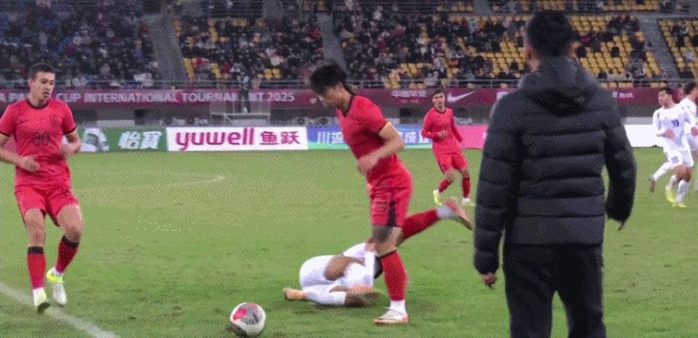 熊猫杯：10人U22国足0-0平乌兹别克，汪士钦染红仍获亚军