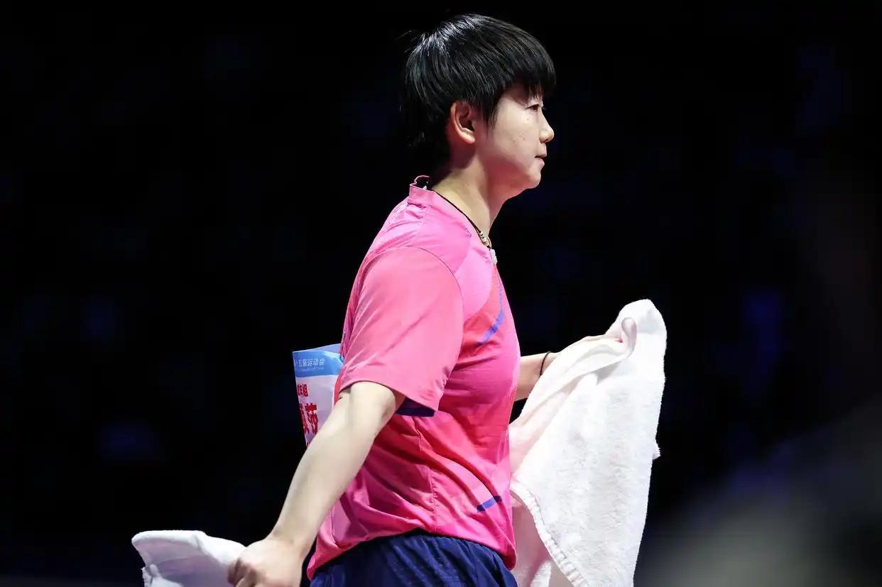 陈梦与队友拥抱