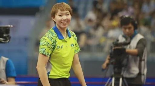 结束最后一次对决，陈梦和朱雨玲笑着相拥