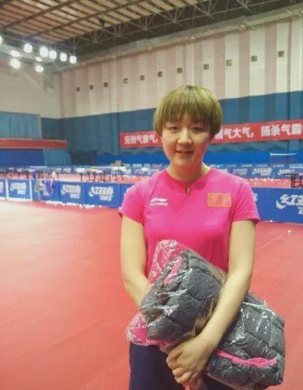 结束最后一次对决，陈梦和朱雨玲笑着相拥