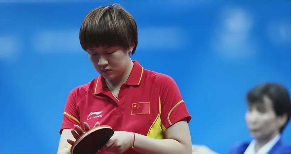 结束最后一次对决，陈梦和朱雨玲笑着相拥