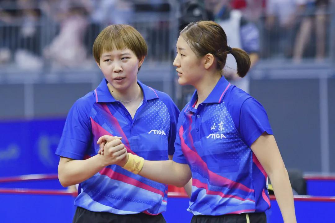 结束最后一次对决，陈梦和朱雨玲笑着相拥