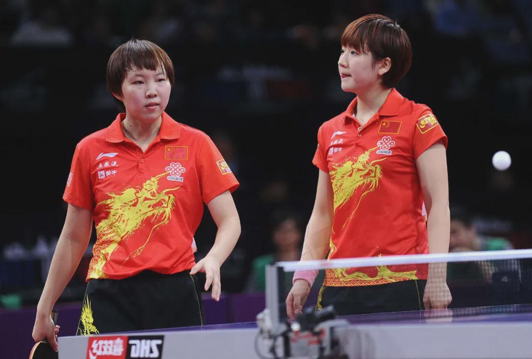 结束最后一次对决，陈梦和朱雨玲笑着相拥