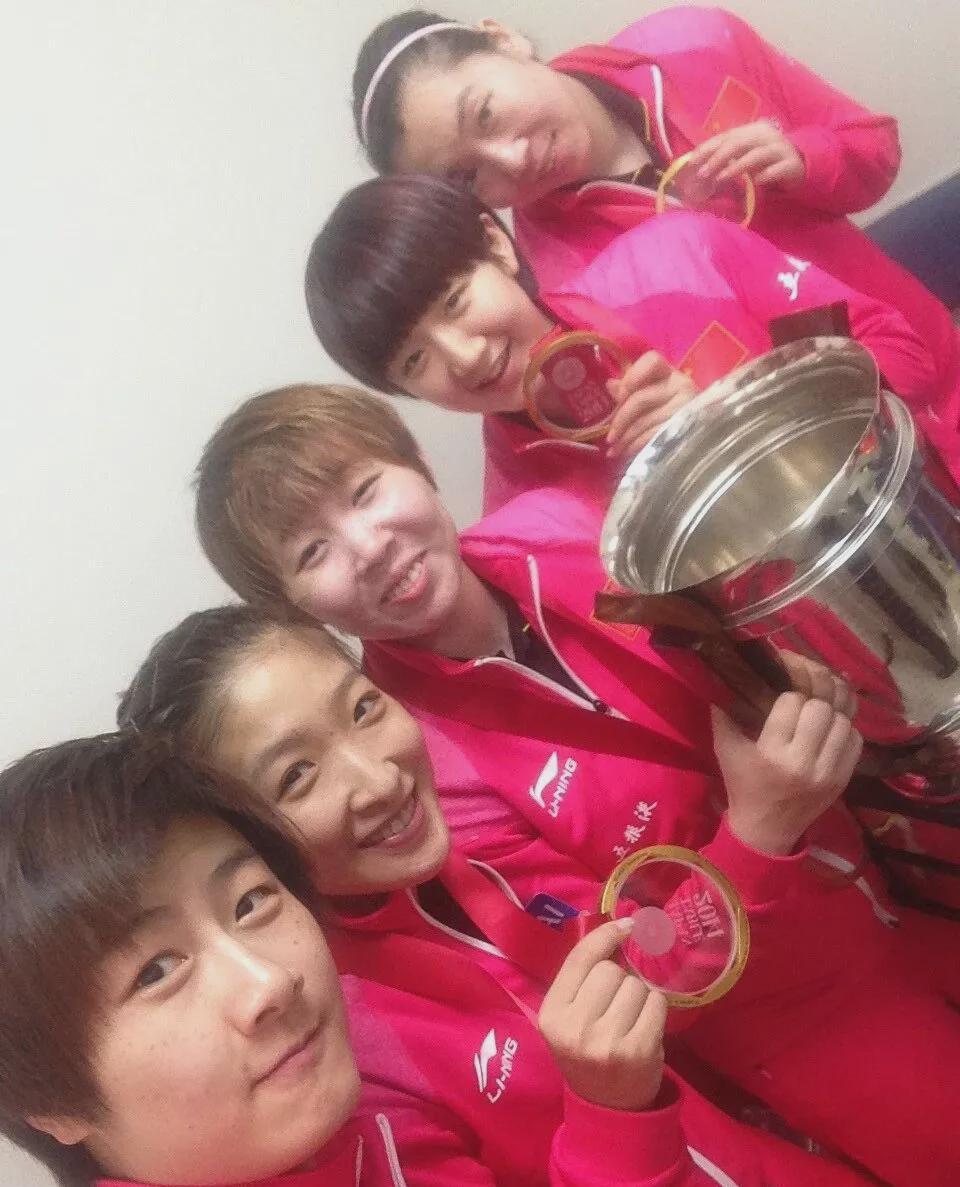 结束最后一次对决，陈梦和朱雨玲笑着相拥