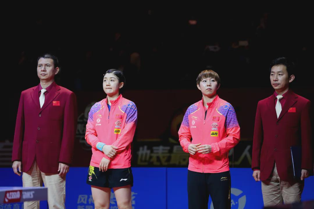 结束最后一次对决，陈梦和朱雨玲笑着相拥