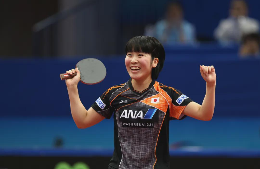 结束最后一次对决，陈梦和朱雨玲笑着相拥