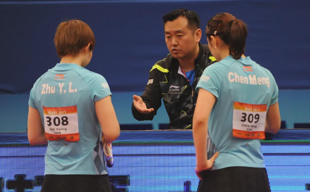 结束最后一次对决，陈梦和朱雨玲笑着相拥