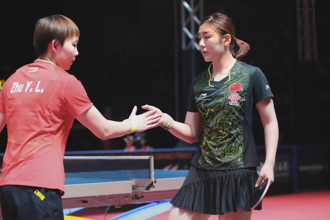 结束最后一次对决，陈梦和朱雨玲笑着相拥