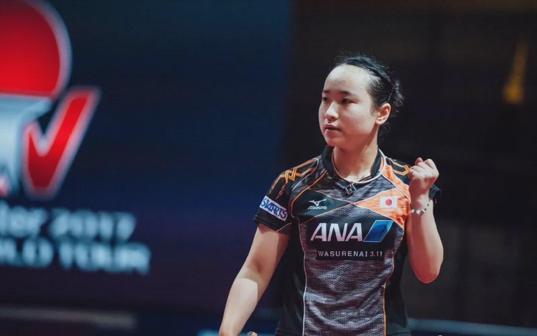 结束最后一次对决，陈梦和朱雨玲笑着相拥