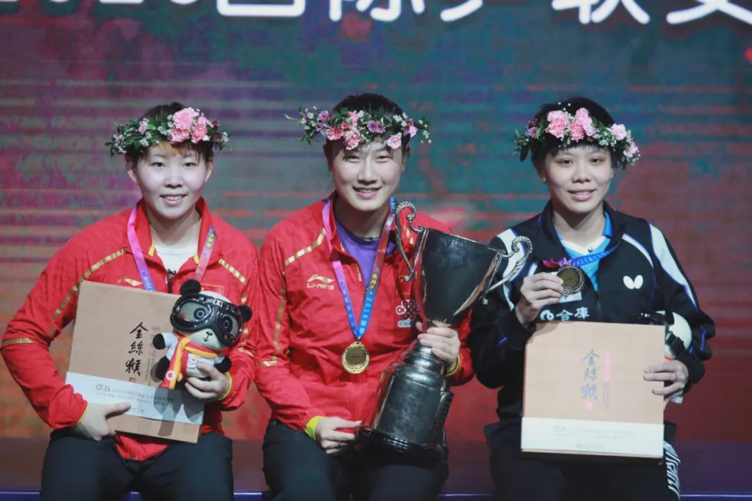 结束最后一次对决，陈梦和朱雨玲笑着相拥