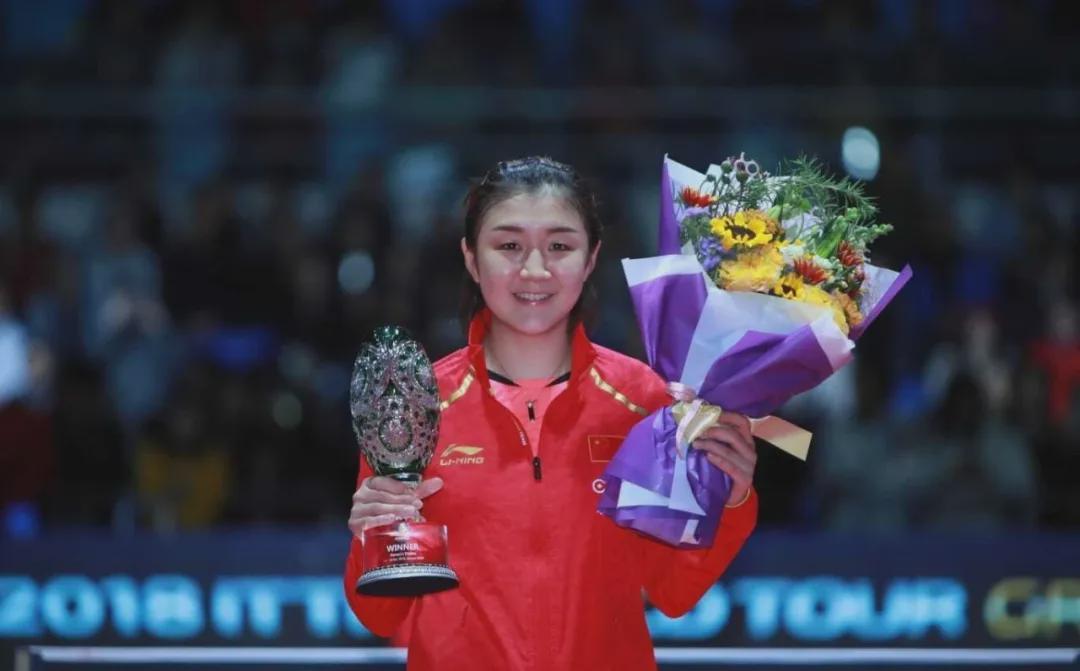 结束最后一次对决，陈梦和朱雨玲笑着相拥