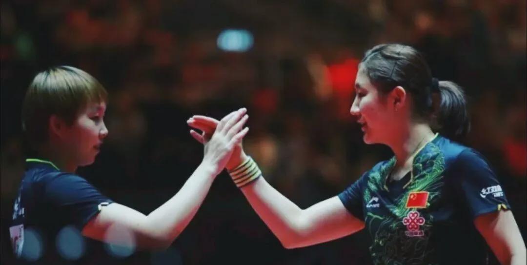 结束最后一次对决，陈梦和朱雨玲笑着相拥