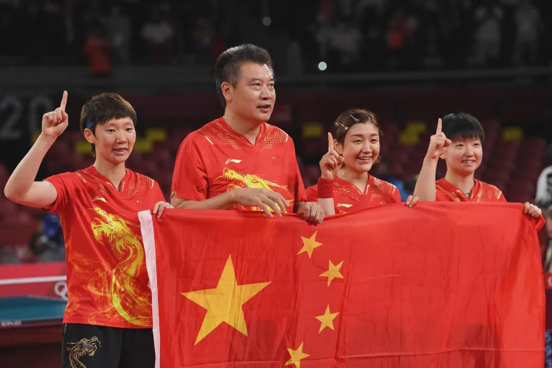 结束最后一次对决，陈梦和朱雨玲笑着相拥