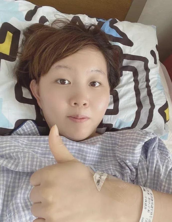 结束最后一次对决，陈梦和朱雨玲笑着相拥