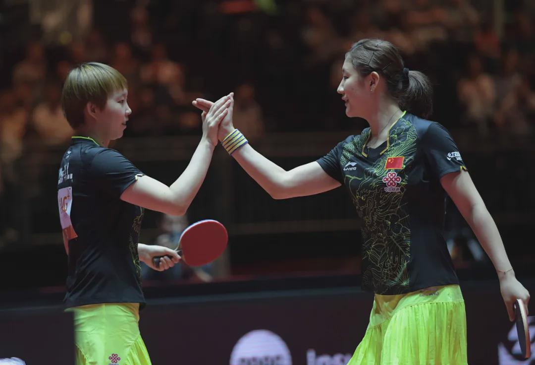 结束最后一次对决，陈梦和朱雨玲笑着相拥