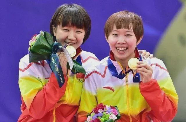 结束最后一次对决，陈梦和朱雨玲笑着相拥