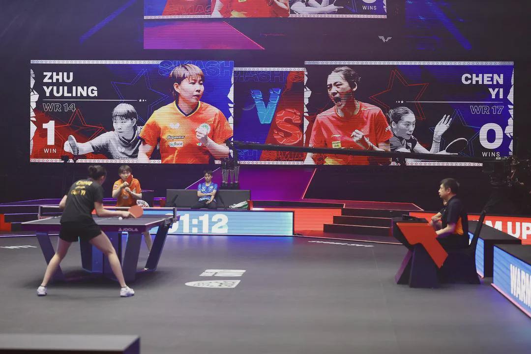 结束最后一次对决，陈梦和朱雨玲笑着相拥