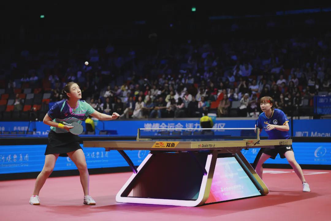 结束最后一次对决，陈梦和朱雨玲笑着相拥