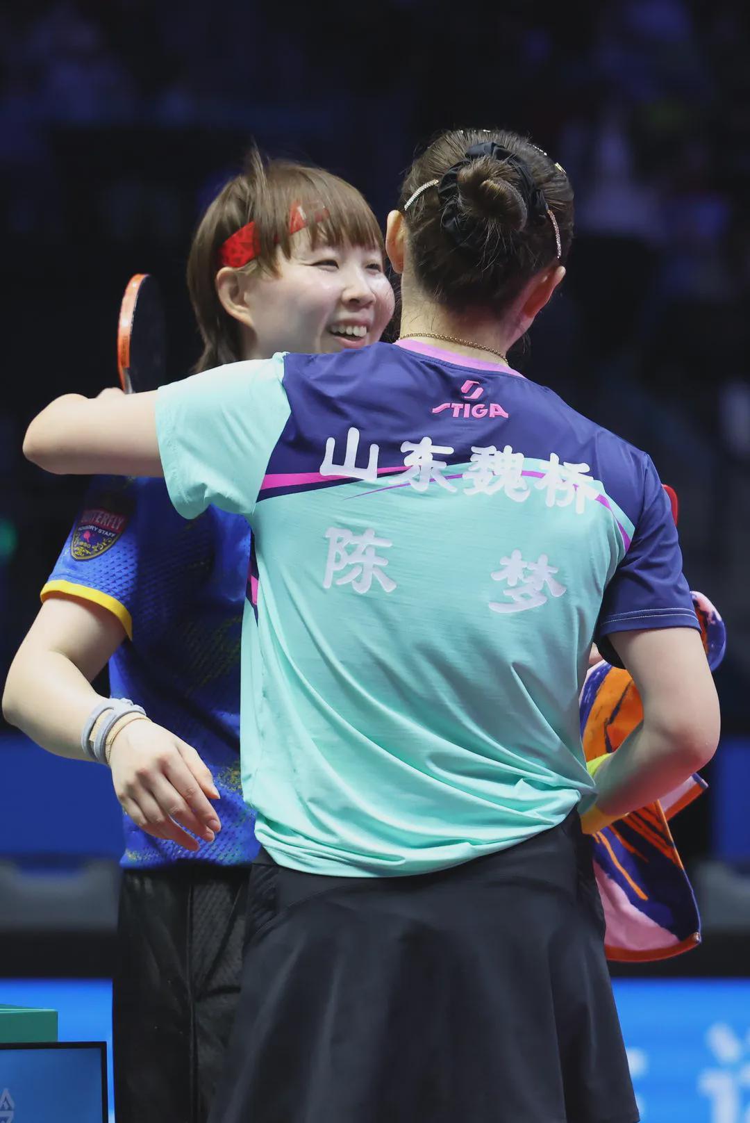 结束最后一次对决，陈梦和朱雨玲笑着相拥