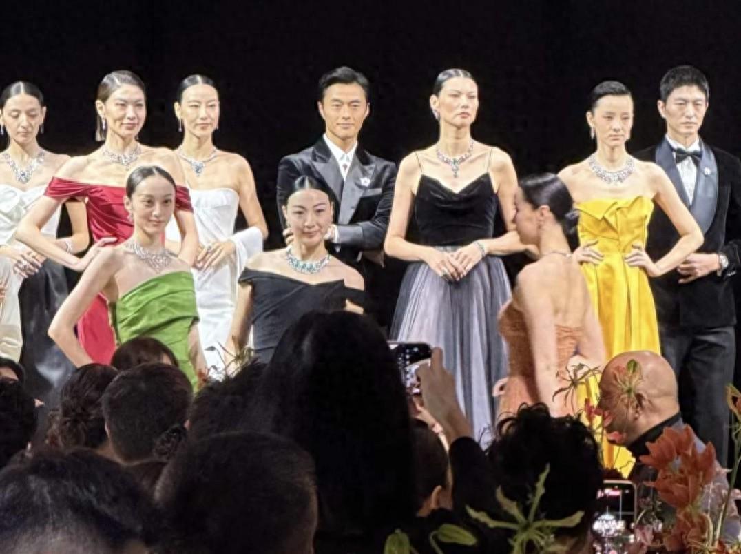 卡地亚晚宴明星站位揭秘：巩俐稳坐C位，那英郭晶晶靠边引热议