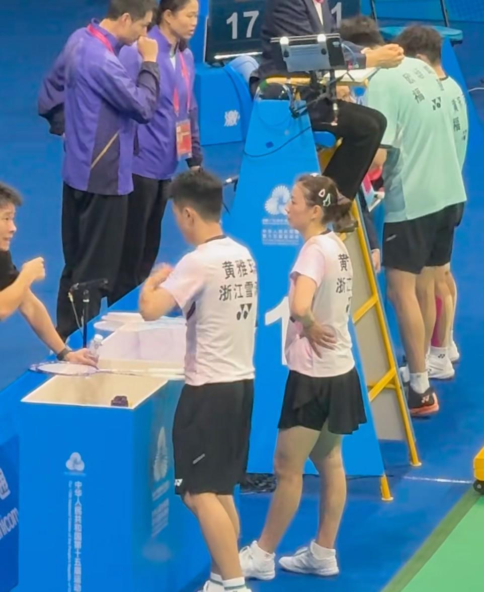 全运会混双赛场趣事：郑思维局间换装竟穿错黄雅琼衣服