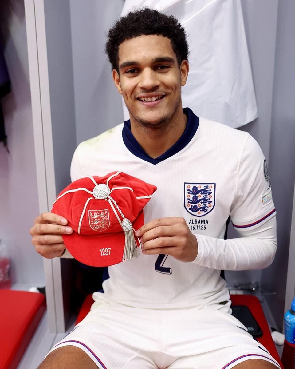 英格兰新星夸安萨完成成年队首秀，获赠纪念帽引关注