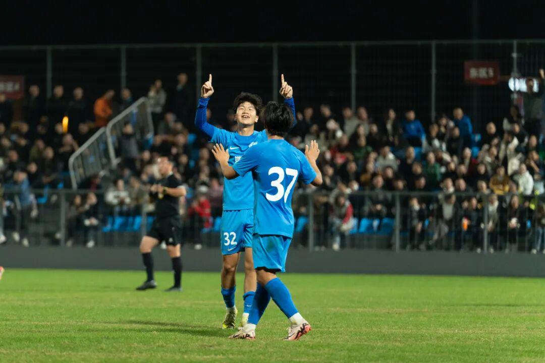 如皋队32号球员庄荣彬射门瞬间