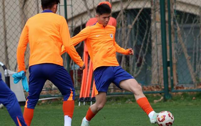 山东泰山新星闪耀：陈泽仕依木兰成中场新希望，末轮首秀引期待