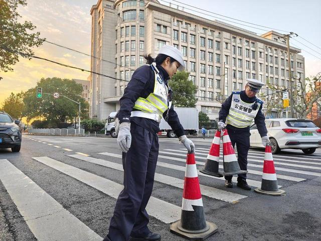 2025上海长滩半程马拉松开跑 宝山警方全方位护航赛事安全