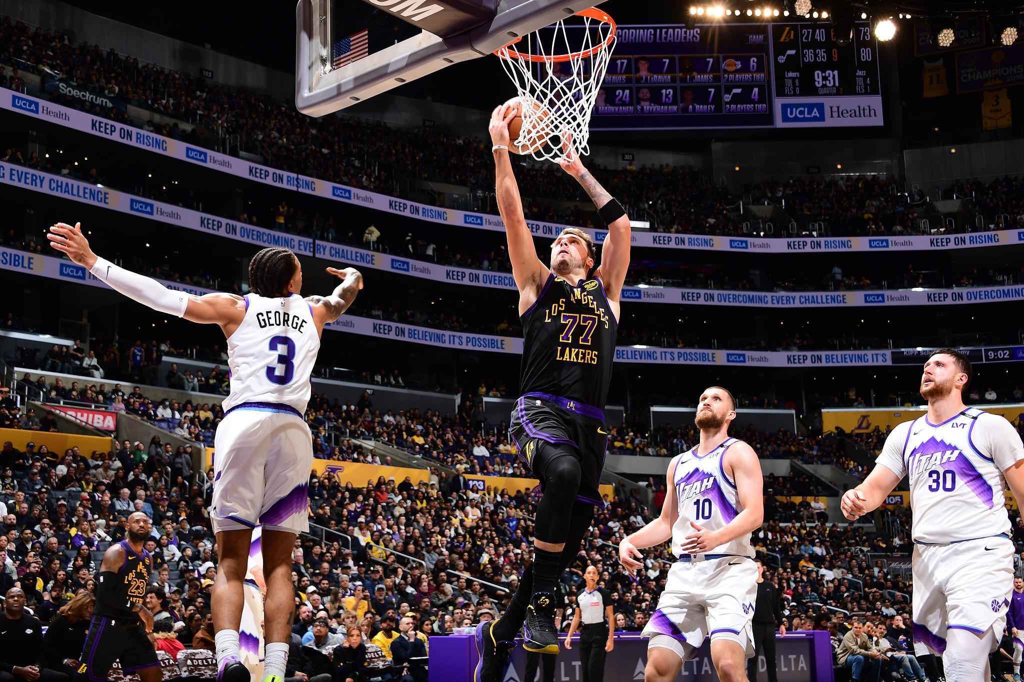 勒布朗首秀精彩表现