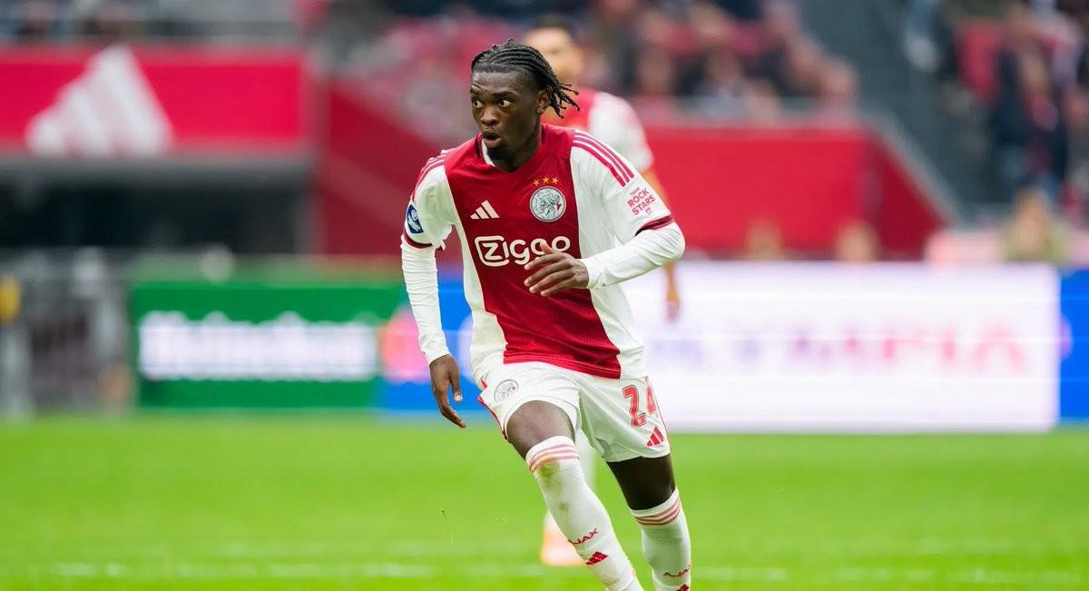 曼联瞄准阿贾克斯17岁中场新星乔西-莫基奥，竞争激烈