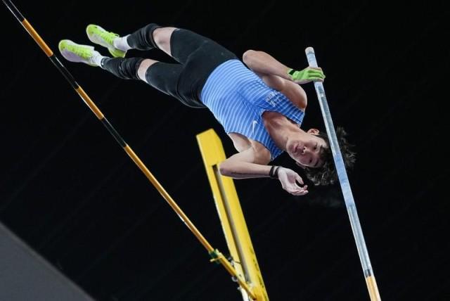 李晨洋勇夺第十五届全运会男子撑杆跳冠军