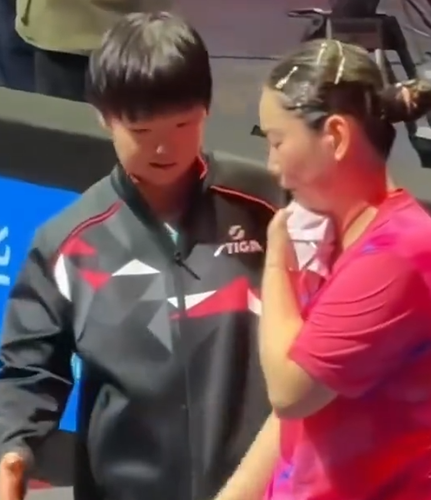 全运会女团决赛：何卓佳痛哭失利，孙颖莎暖心安慰尽显团队精神