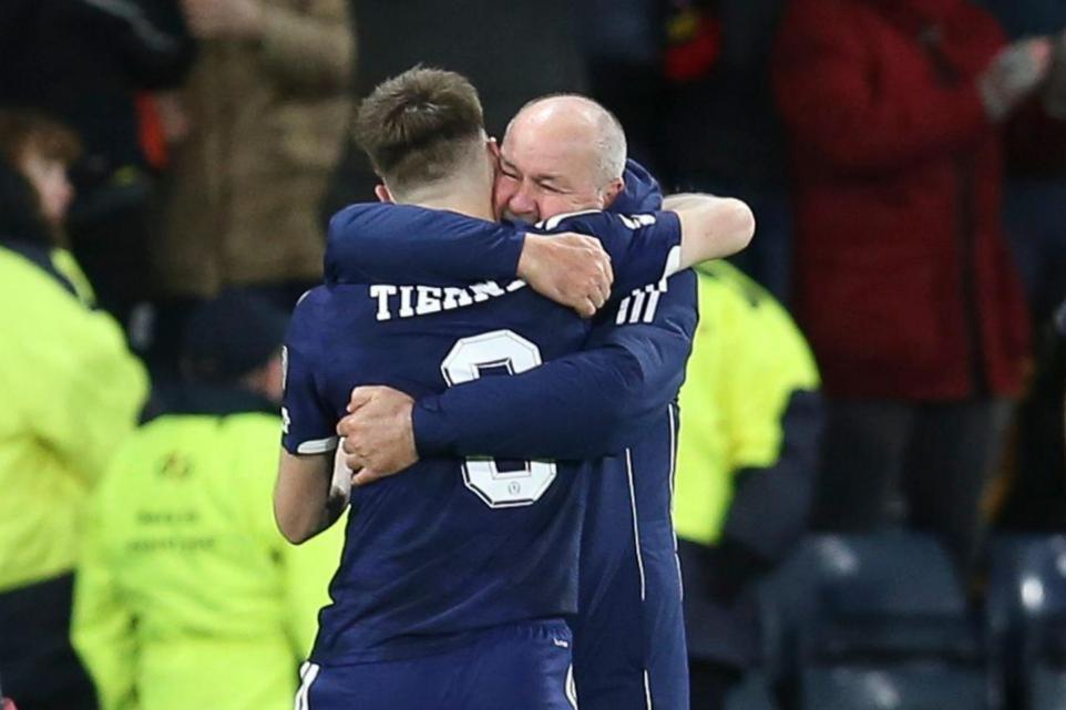 蒂尔尼补时双响攻破队友舒梅切尔大门，笑言：足球总有输赢